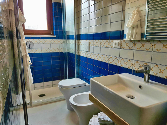 Bathroom 5, B&B All'Ombra degli Ulivi, Brindisi