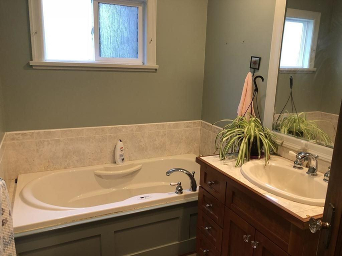 Bathroom 4, The Sunshine House, Greater Vancouver