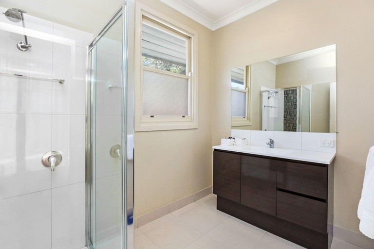 Bathroom 4, National Hotel Complex And Bendigo Central Apartme, Gr. Bendigo - Central