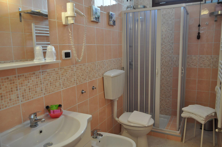 Bathroom 4, 7 Contrade, Taranto