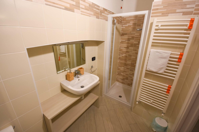 Bathroom 4, BelSorrisoVarese - Dormire Felice Rooms&Apartments, Varese