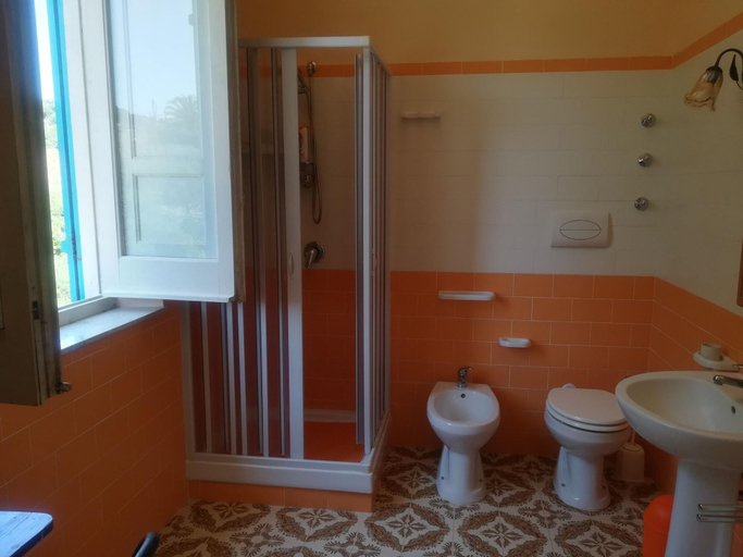 Bathroom 4, B&B Villa Marina, Trapani