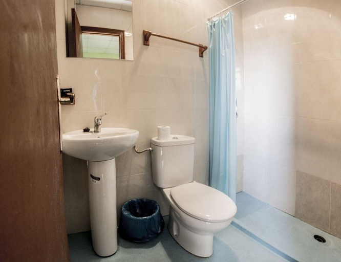 Bathroom 5, Roots and Boots, Lugo