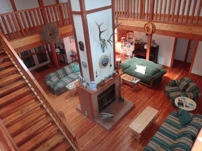 Public Area 2, Alpine Meadows Lodge, Columbia-Shuswap