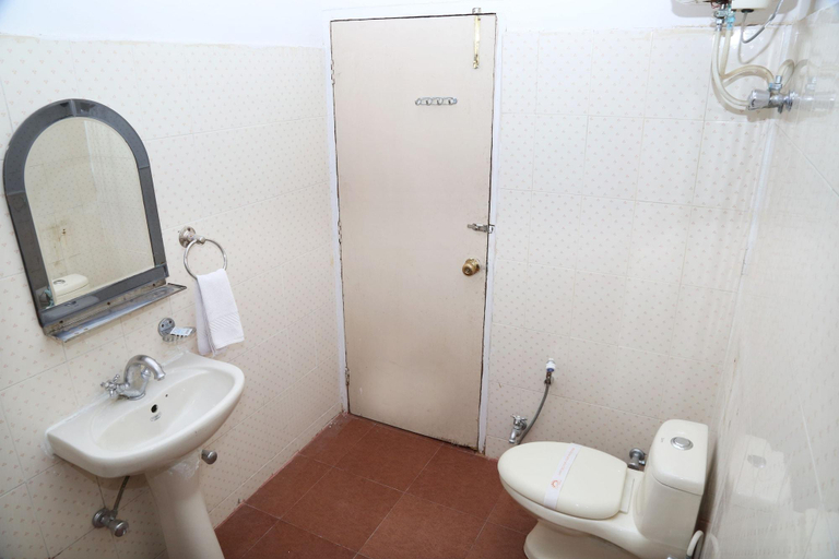 Bathroom, Pacific Inn Suryansh Hotel, Gurgaon