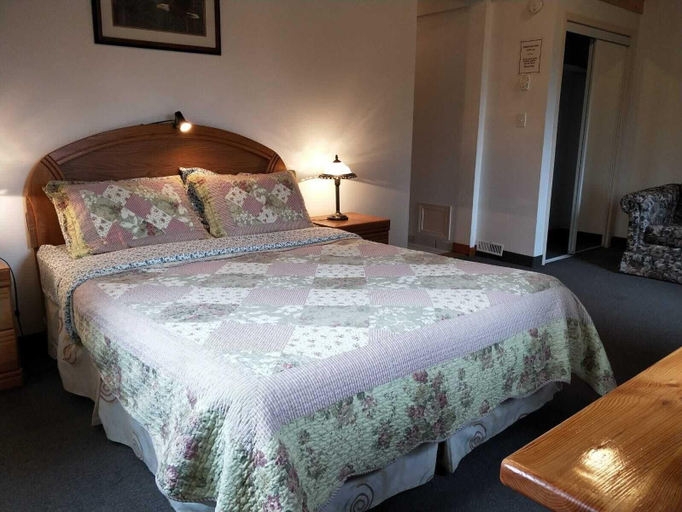 Bedroom 3, Alpine Meadows Lodge, Columbia-Shuswap