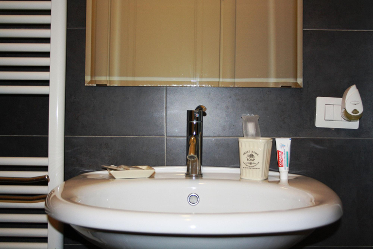 Bathroom 5, Salotto Piramide B&B, Rome