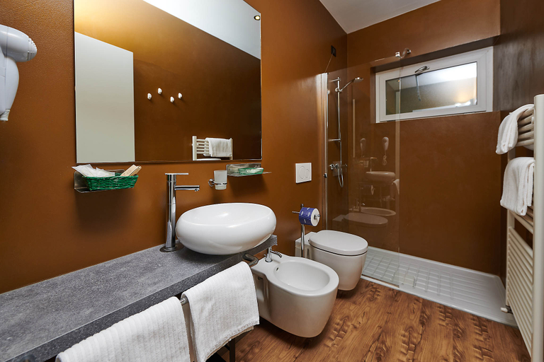 Bathroom, Eden, Verona