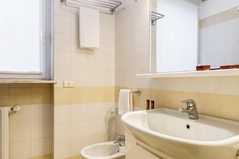 Bathroom 5, Residence Cimarosa, Milano
