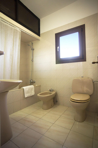 Bathroom 4, Pigeon Beach Hotel Apartments