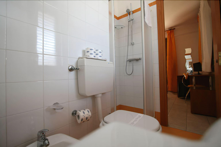 Bathroom, Iride Hotel, Trapani