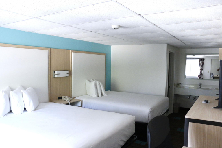 Bedroom 5, Howard Johnson by Wyndham West Yarmouth/Cape Cod, Barnstable