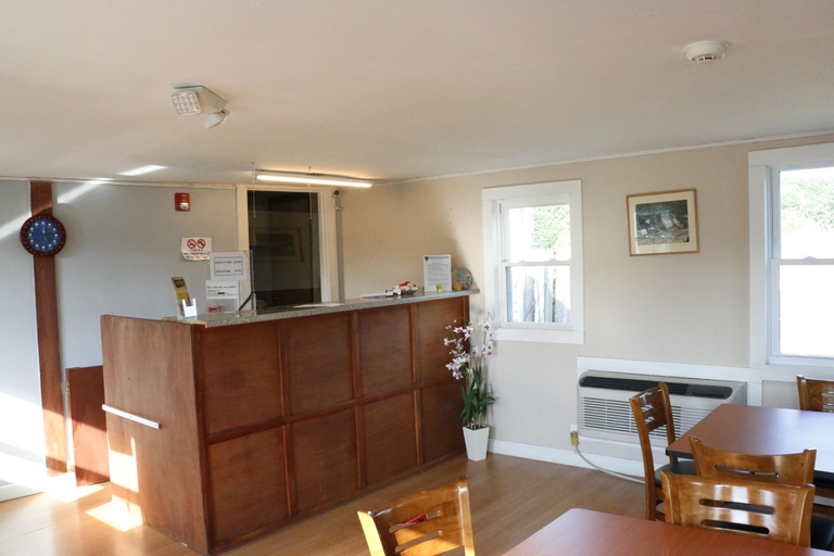 Public Area 2, Howard Johnson by Wyndham West Yarmouth/Cape Cod, Barnstable