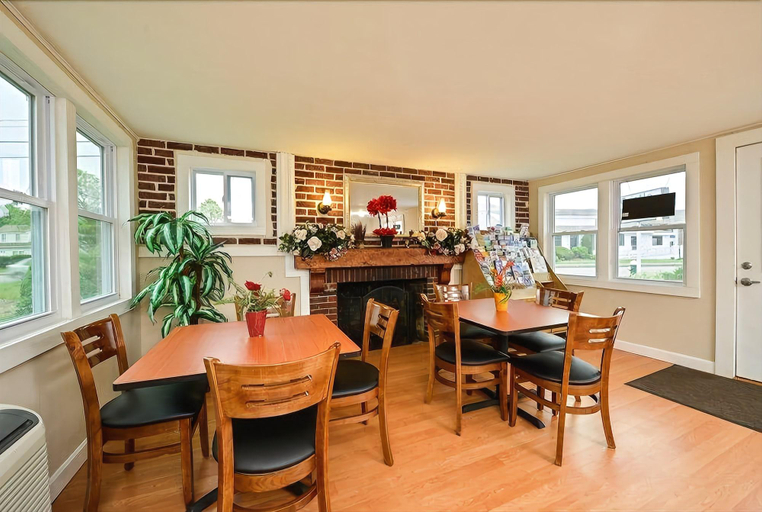 Public Area 2, Howard Johnson by Wyndham West Yarmouth/Cape Cod, Barnstable