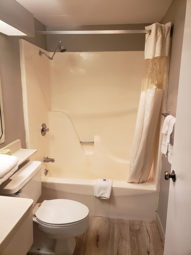 Bathroom 4, Motel 6 Springfield, IL - Airport, Sangamon