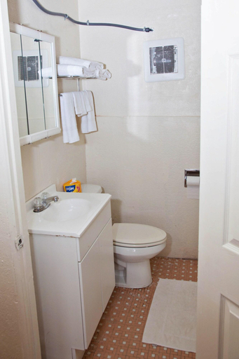 Bathroom 4, Mustang Motel, Reagan