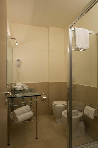 Bathroom 5, Garda Sol Aparthotel & Spa, Livorno