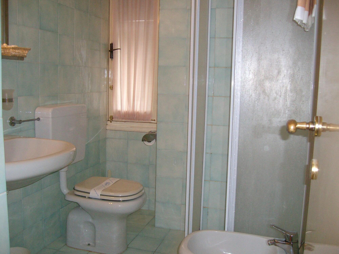 Bathroom 5, Miramare, Imperia