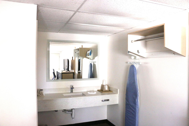 Bathroom 4, Howard Johnson by Wyndham West Yarmouth/Cape Cod, Barnstable
