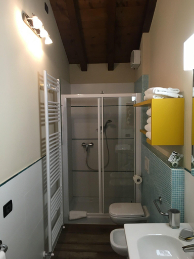 Bathroom 4, Corte San Luca, Verona