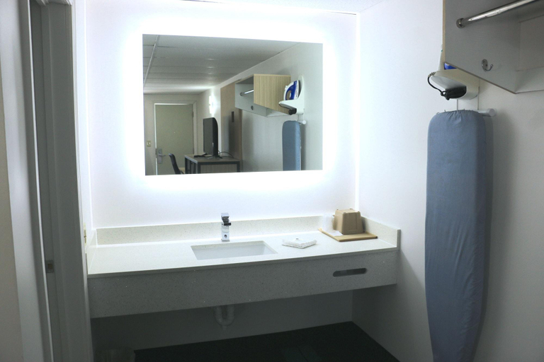 Bathroom 3, Howard Johnson by Wyndham West Yarmouth/Cape Cod, Barnstable