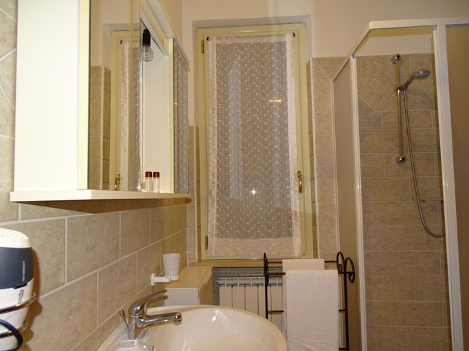 Bathroom 4, Terra dei Santi, Perugia
