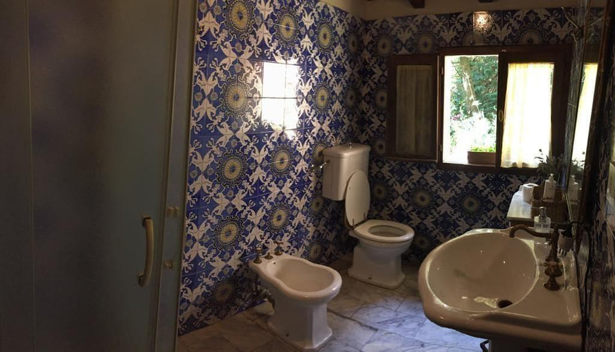 Bathroom 5, Monte Brugiana Centro trekking a cavallo, Massa Carrara