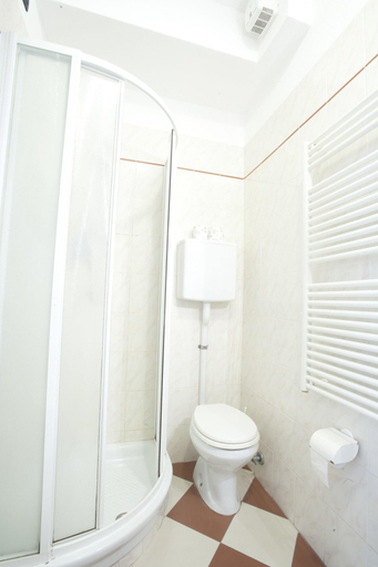 Bathroom 5, Giada, Genova