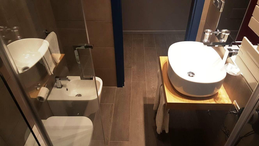 Bathroom 4, Il Rosso e il Blu, Rome