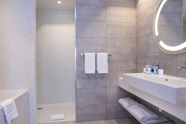 Bathroom 5, Radisson Blu Hotel Bordeaux, Gironde