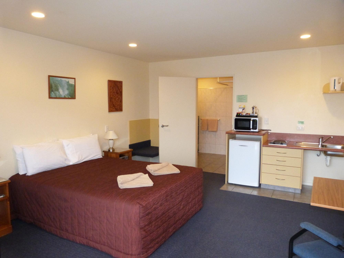 Bedroom 3, Sundowner Motel, Grey