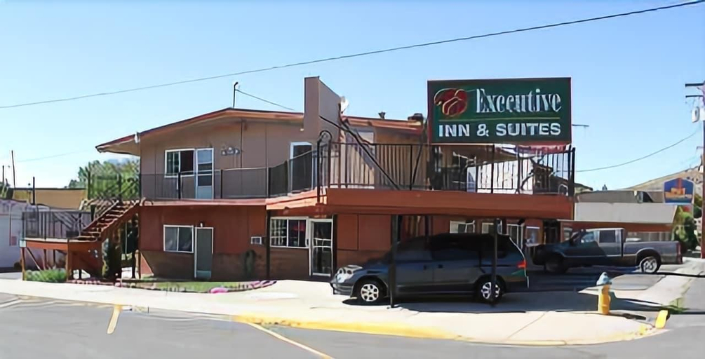 Exterior & Views, Executive Inn & Suites, Lake