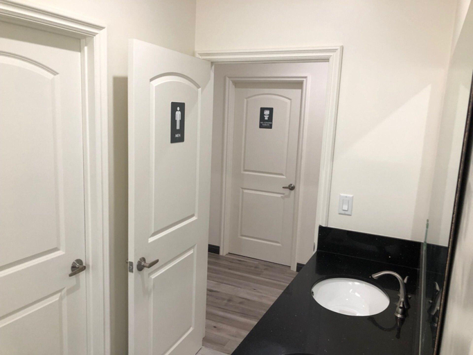 Bathroom 4, 8th and Ardmore, Los Angeles