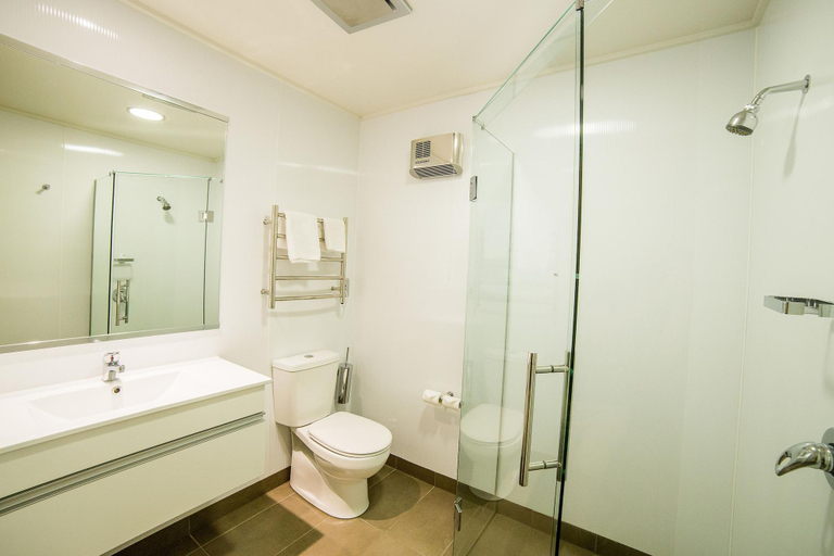 Bathroom 4, Marakura Deluxe Motels, Southland