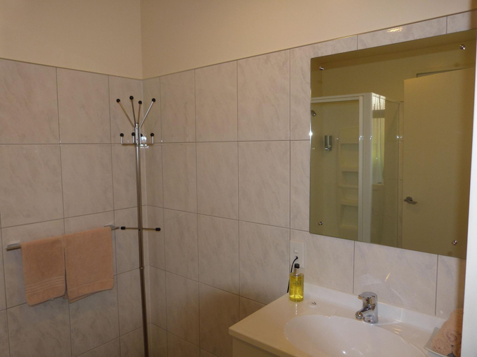 Bathroom 4, Sundowner Motel, Grey