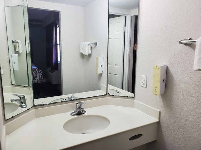 Bathroom 4, Relax Inn Little Rock, Pulaski