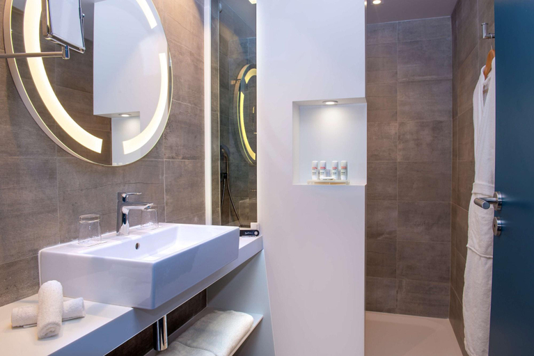 Bathroom 5, Radisson Blu Hotel Bordeaux, Gironde