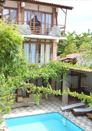 Exterior & Views