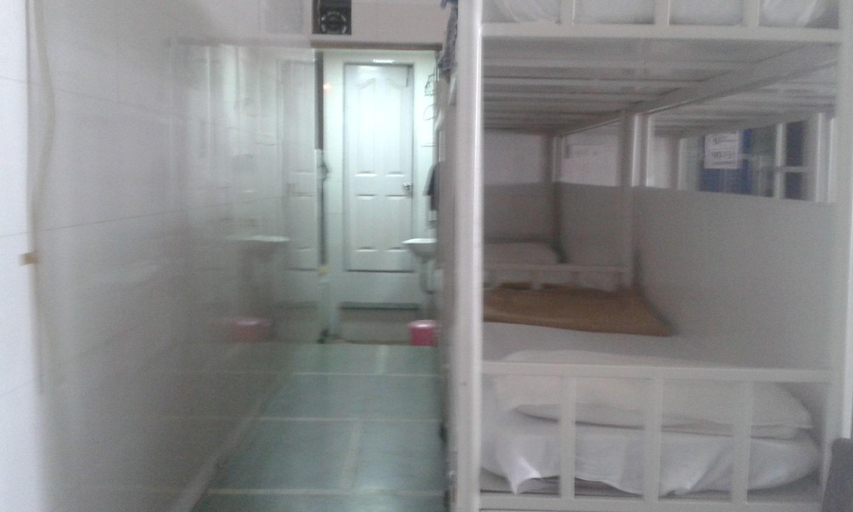 Bathroom, Star Dormitory, Mumbai Suburban