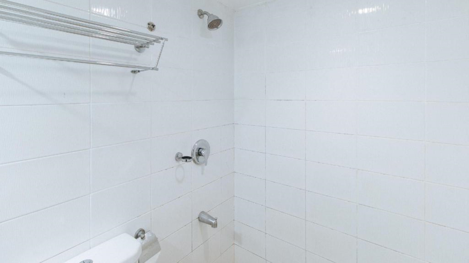 Bathroom 5, RedDoorz @ Western Highway Lodge Hotel, Marabut