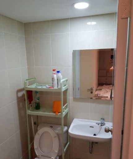 Bathroom 5, Peaceful 1BR Nest w/ WIFI, Netflix, Mall access at Summarecon MTown Serpong, Tangerang