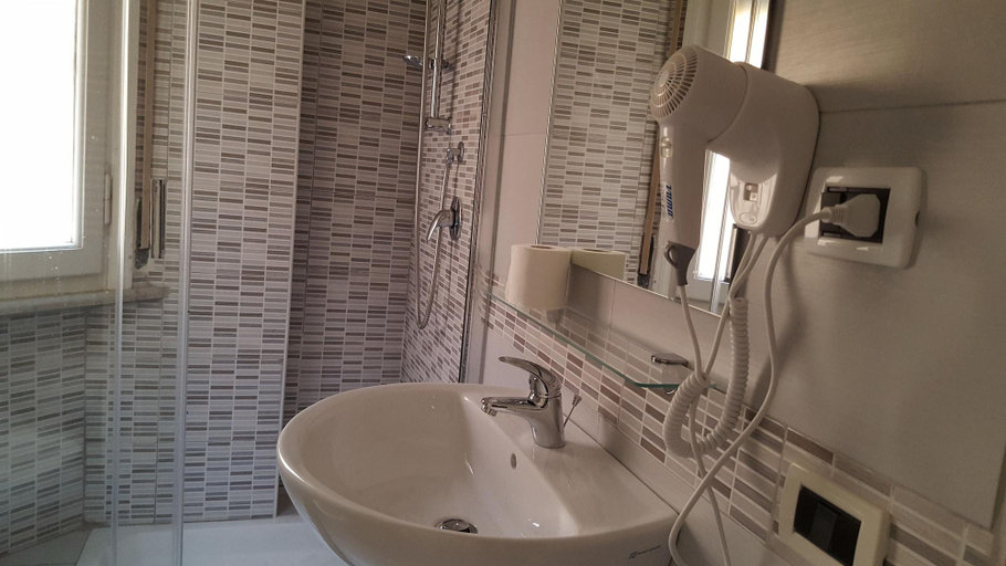 Bathroom 5, Hotel Milano, Pisa
