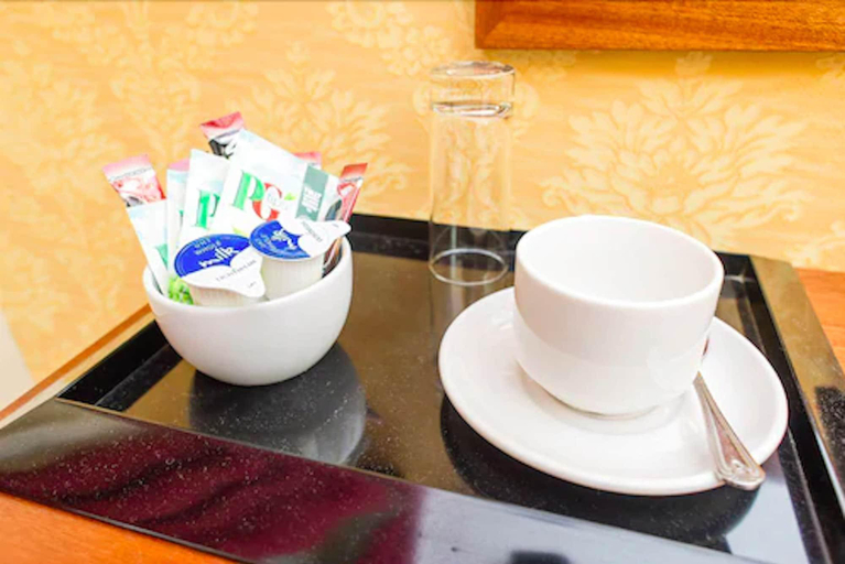 Food & Drinks, Avonmore Hotel Cartwright Gardens, London
