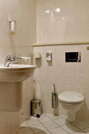 Bathroom 4, Hotel Coronet, Praha 5