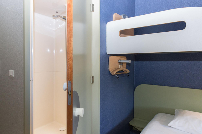 Bathroom, ibis budget Sisteron, Alpes-de-Haute-Provence