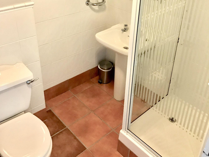 Bathroom 4, The Red Lion, Derbyshire