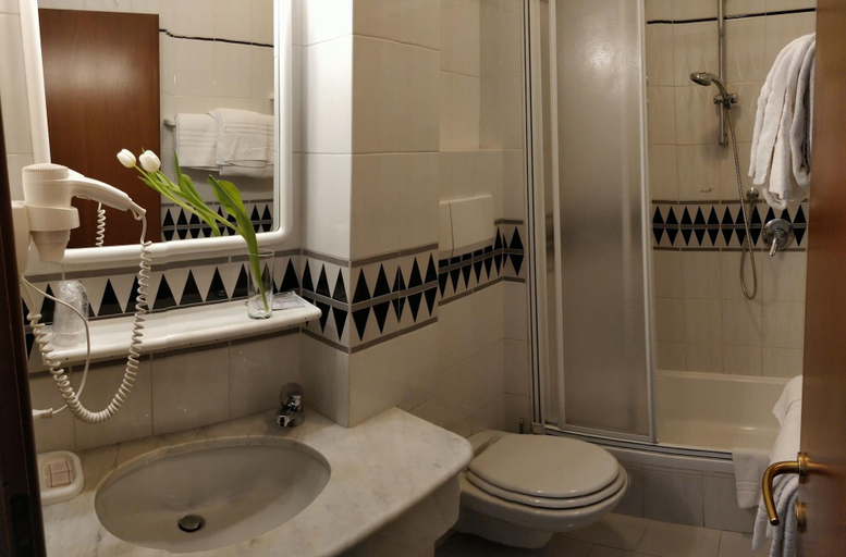 Bathroom 4, Hotel Riviera, Brescia