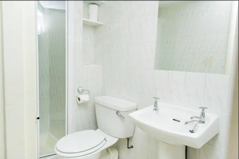 Bathroom 5, Avonmore Hotel Cartwright Gardens, London