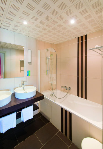 Bathroom 4, Hôtel Vacances Bleues Le Balmoral, Alpes-Maritimes