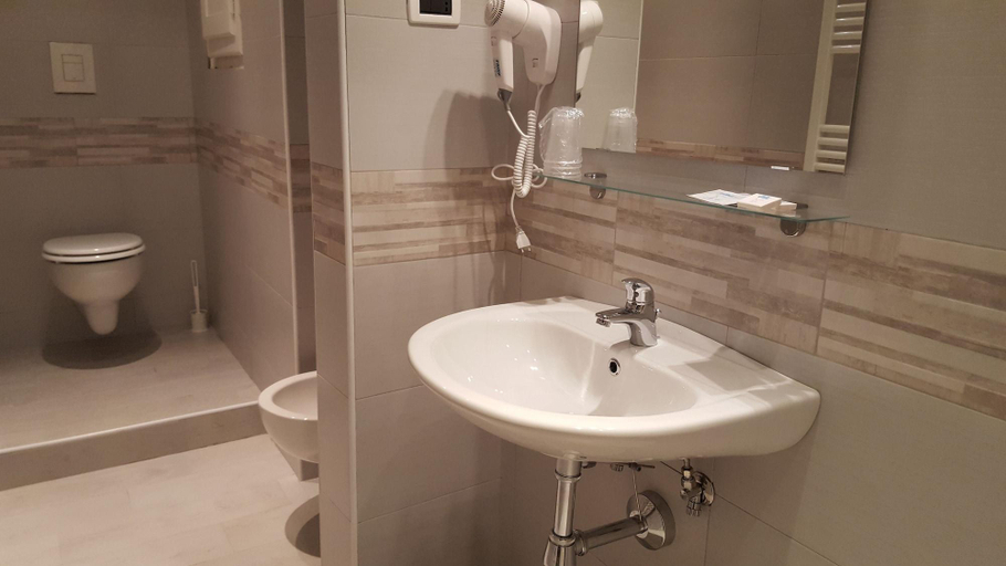 Bathroom 5, Hotel Milano, Pisa